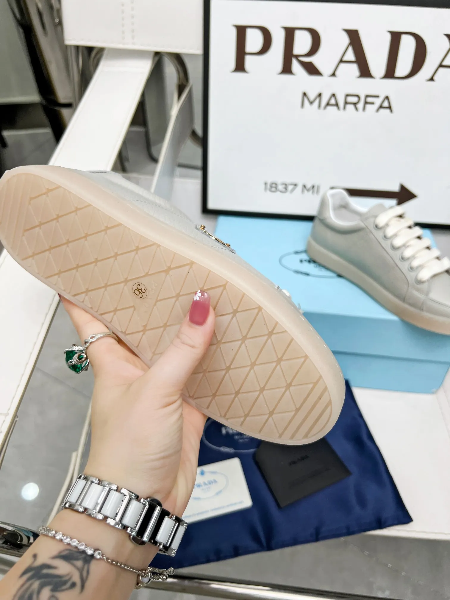 👟👟Ex-factory price 480👟👟 2024 Prada/Prada "couples" metal logo decorated Lane leather sneakers. This sneaker is fashionable and simple, showing the full integration of minimalist style and sports personality. Easy to wear and durable, artistic retro style. Leather material: original imported cowhide. Lining: sheepskin lining. Shoe logo: enamel-coated triangular metal logo. Size: 35-45 (female 41, male 45, custom-made, non-returnable).